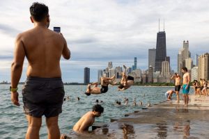 Chicagoans Flock To Frosty Fridays
