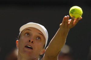 Defending Champ Swiatek Advances At Wimbledon