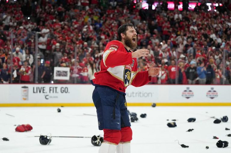 Ducks Sign A J Greer To 4 Year Deal