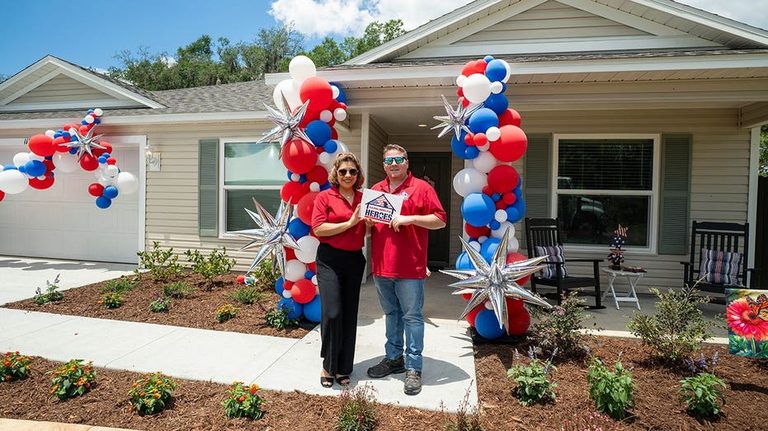 Florida Teens Build Homes For Wounded Veterans