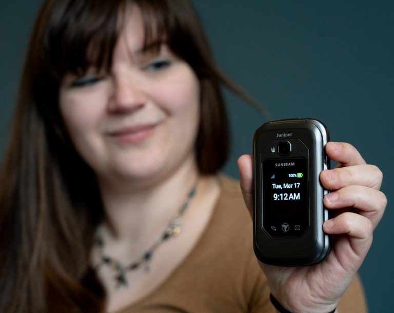 Gen Zers Ditch Smartphones