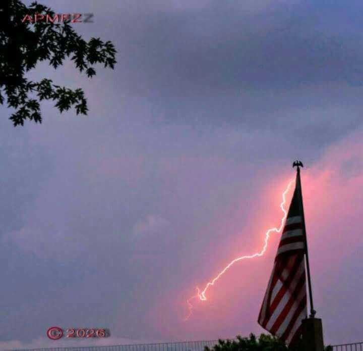 Iowa Woman Captures Electrifying Photo