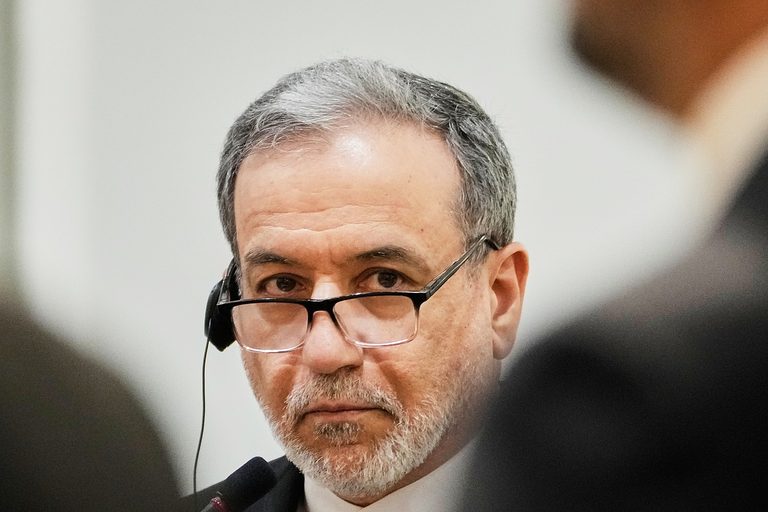 Iran Attacks Bahrain Kuwait After Us Strikes