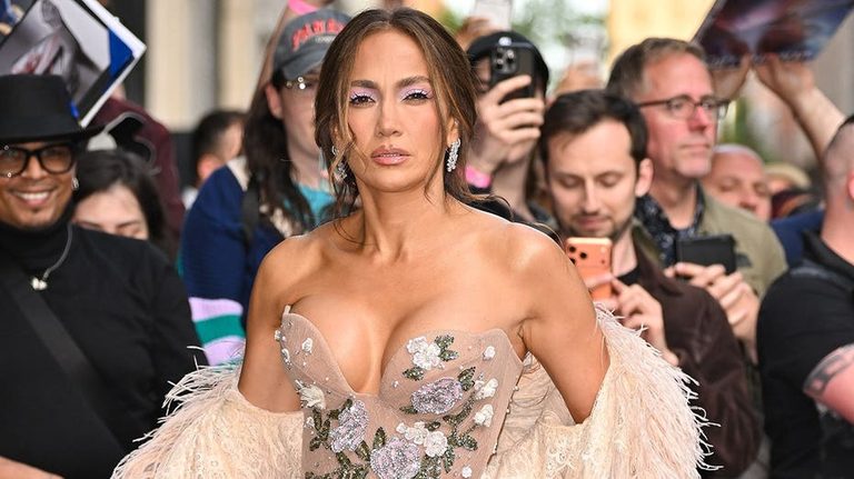 Jennifer Lopez Reflects On Divorce