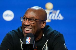 Knicks Look To Clinch Nba Title In San Antonio