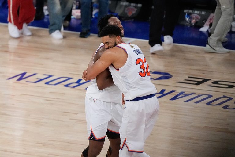 Knicks Stun Spurs 107 106
