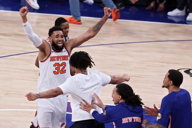 Knicks Stun Spurs In Historic Comeback