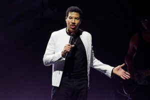 Lionel Richie Cuts Concert Short