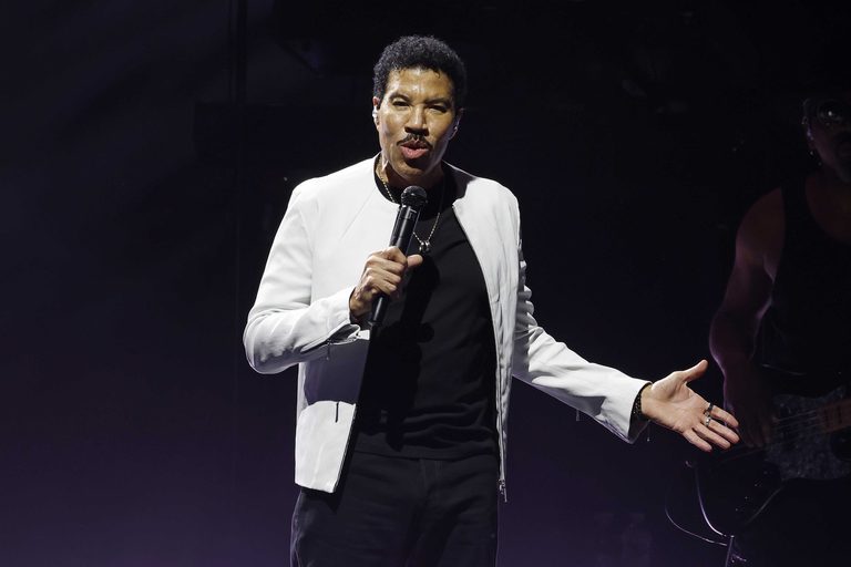 Lionel Richie Falls Ill During Concert