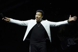 Lionel Richie Postpones Concerts