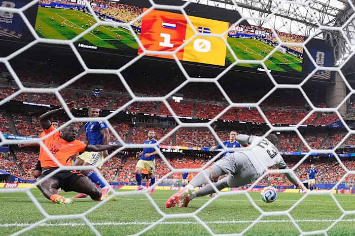 Netherlands Routs Sweden 5 1