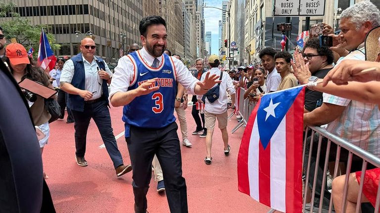 Nyc Mayor Parties With Knicks Champion
