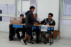 Peru S Presidential Race Shows Statistical Tie In Early Count