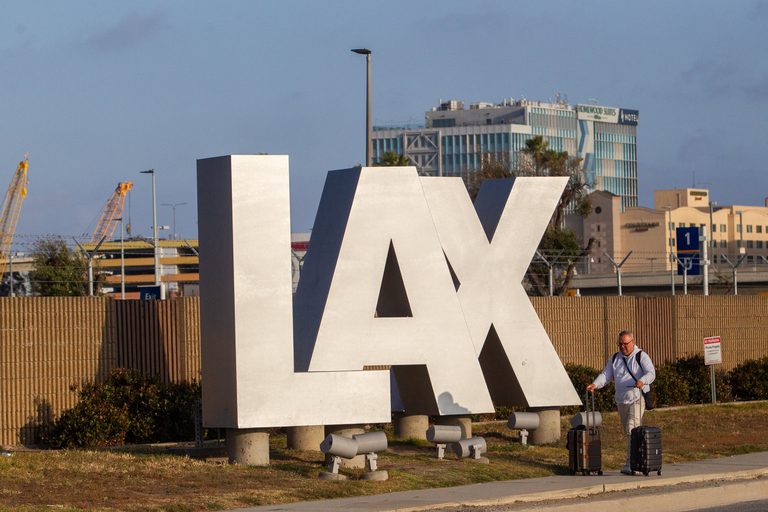 Pilot Reports Possible Skydiver Sighting Near Lax