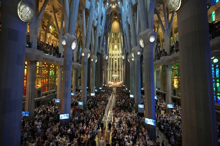 Pope Honors Sagrada Familia