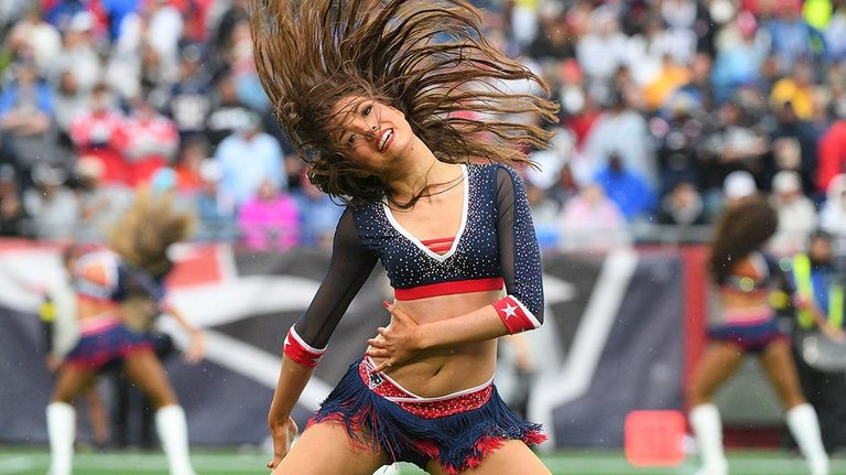Scottish Fan Reacts To Patriots Cheerleaders