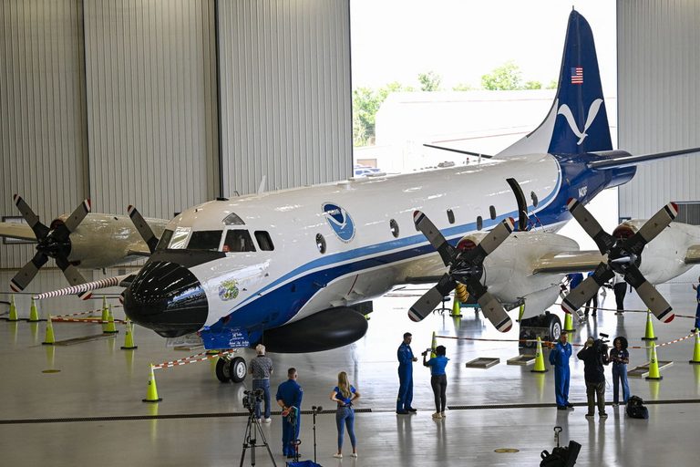 Senators Push To Upgrade Noaa S Aging Hurricane Hunter Fleet