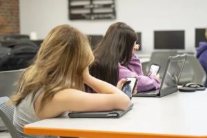 Shawnee Mission School District To Ban Cell Phones