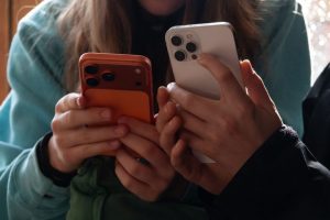 Smartphones Linked To Us Fertility Rate Decline