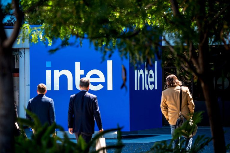 Trump Announces Apple Deal With Intel
