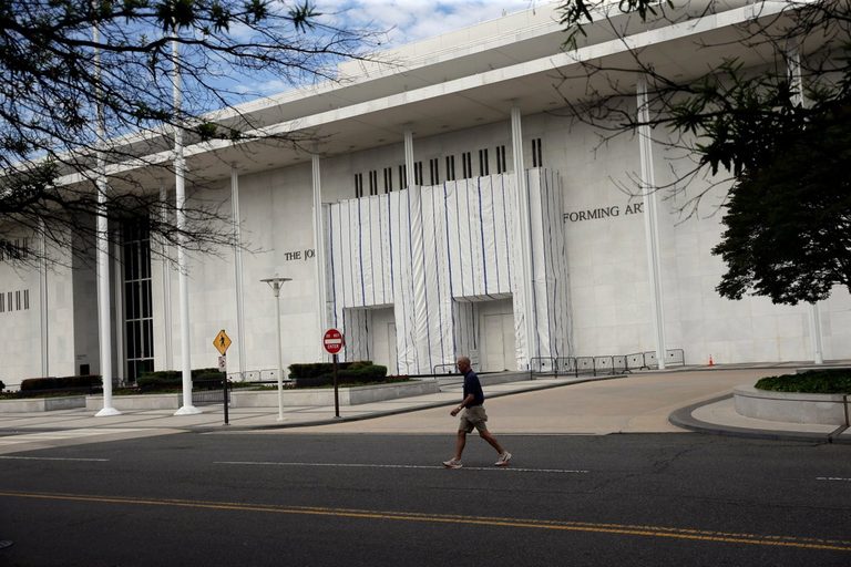 Trump S Name Removed From Kennedy Center
