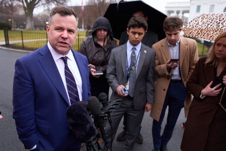 Trump S New Intel Chief Arrives Early