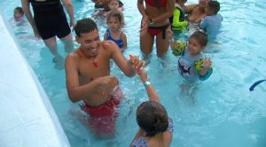 Wet N Wild Hosts World S Largest Swimming Lesson