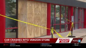 Car Crashes Into Verizon Store In Des Moines