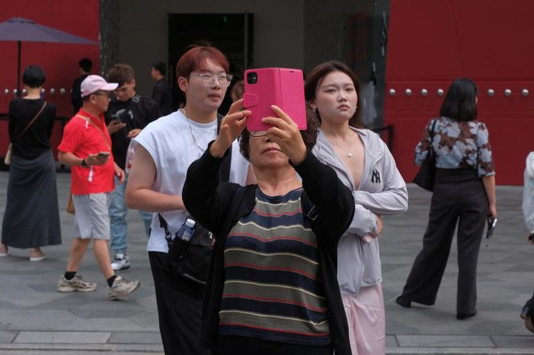 China Smartphone Shipments Fall