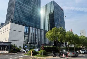 Chinese Drugmakers Struggle To Recruit Staff