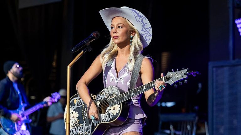Country Singer Raelynn Files For Divorce