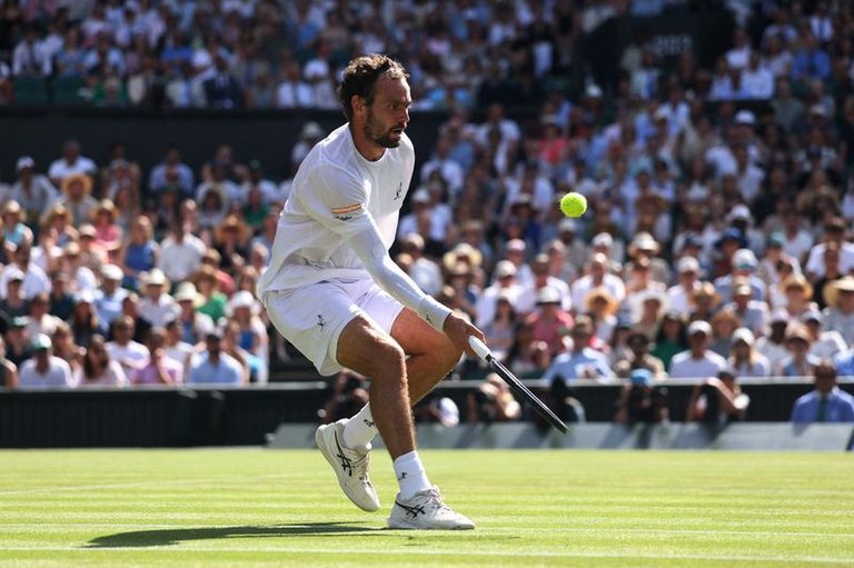 Djokovic Advances To Wimbledon Quarter Finals