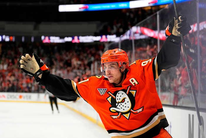 Flyers Sign Ducks Center To 90M Offer