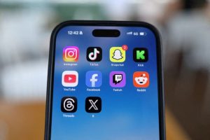 France Considers Social Media Ban