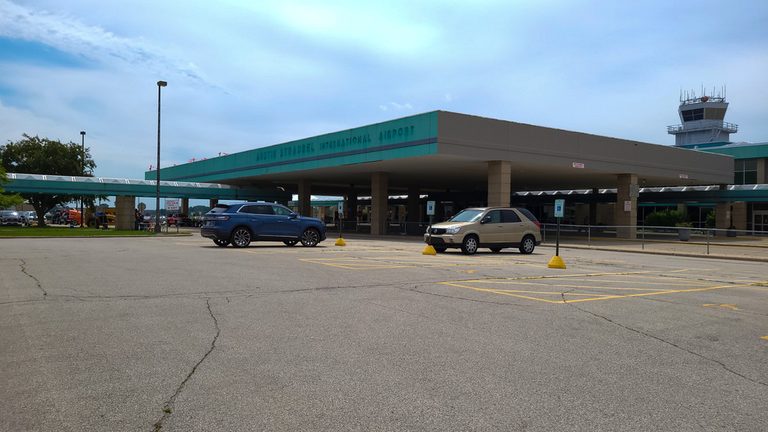 Green Bay Airport Hires Private Manager