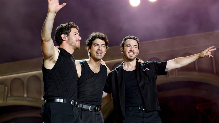Jonas Brothers Add Third Msg Show