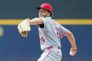 Reds Beat Brewers 7 2