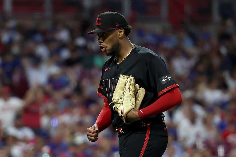 Reds Defeat Cubs 4 0