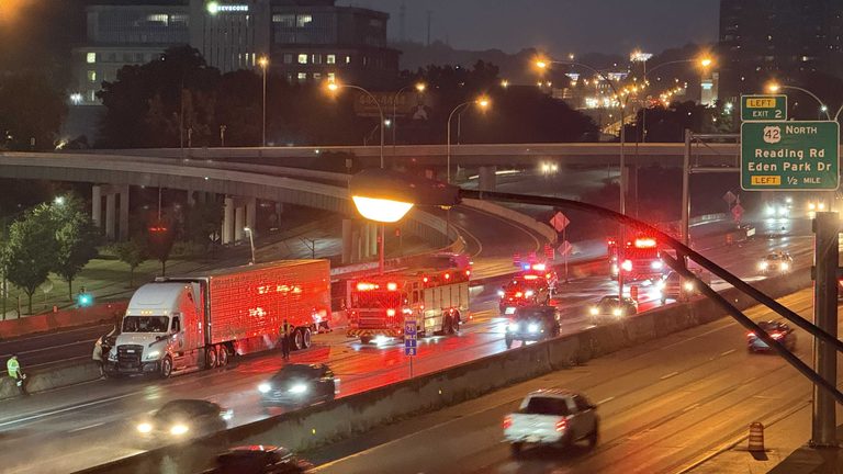 Semi Crash Blocks Lanes On I 71 Southbound