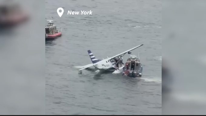 Small Plane Makes Hard Landing In Nyc S East River