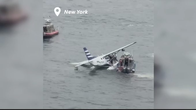 Small Plane Makes Hard Landing In Nyc S East River