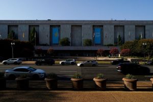 Smithsonian Head Disputes White House Report