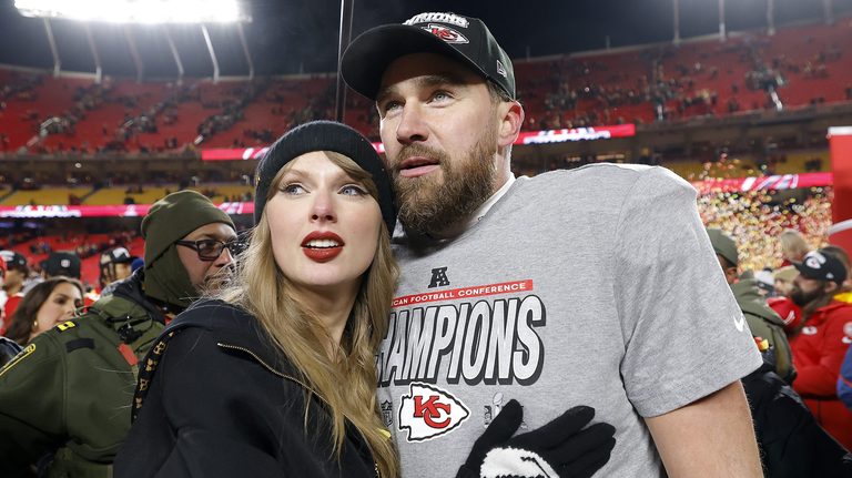 Taylor Swift S Bouquet Caught By Nfl Player S Sister