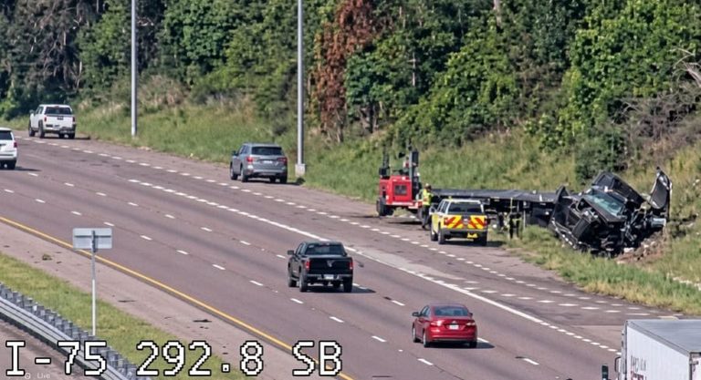 Tractor Trailer Crashes On I 75 In Pasco County