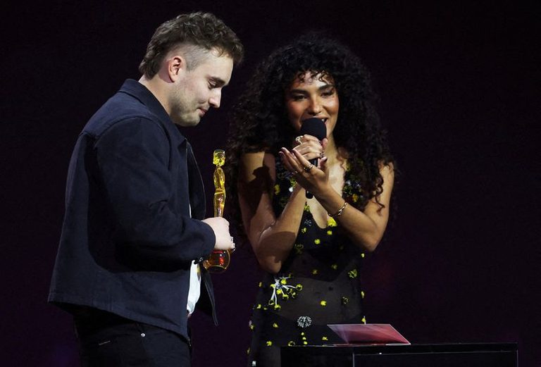 Uk Duet Breaks Record