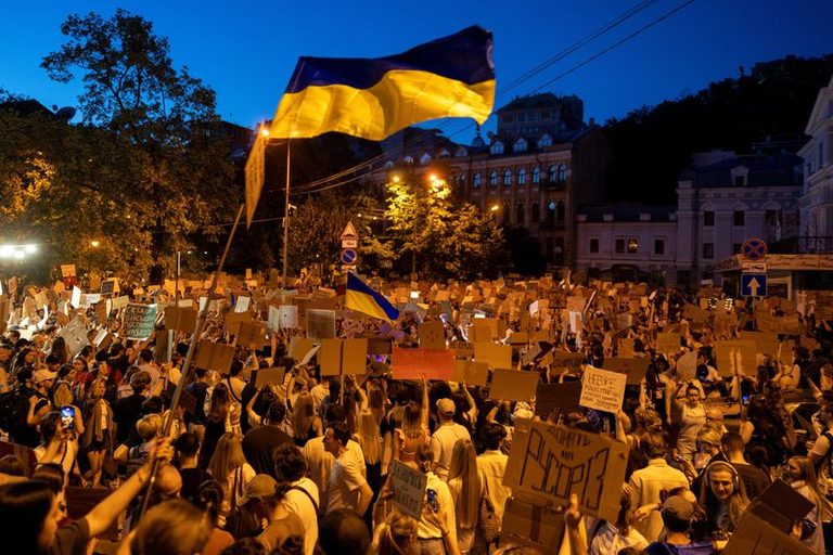 Ukraine S Zelenskiy Meets Commanders Amid Protests