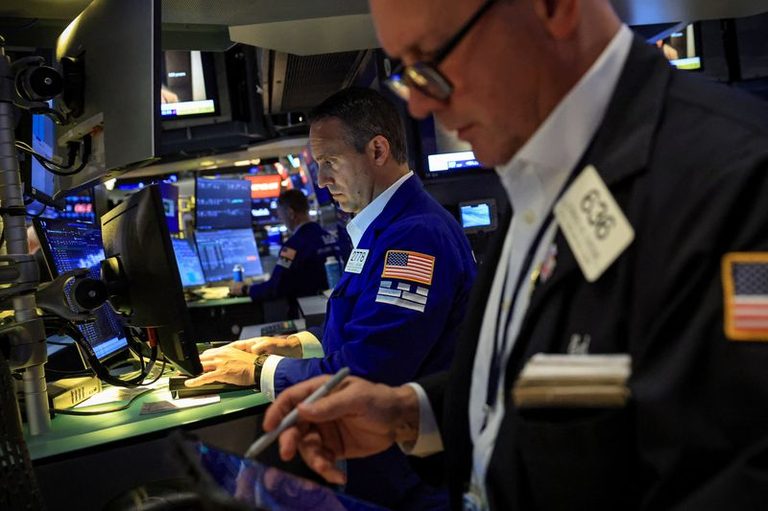Us Stocks Dip In Choppy Trade