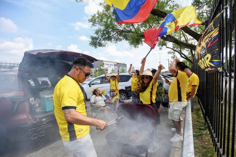 World Cup Fans Brave Extreme Heat
