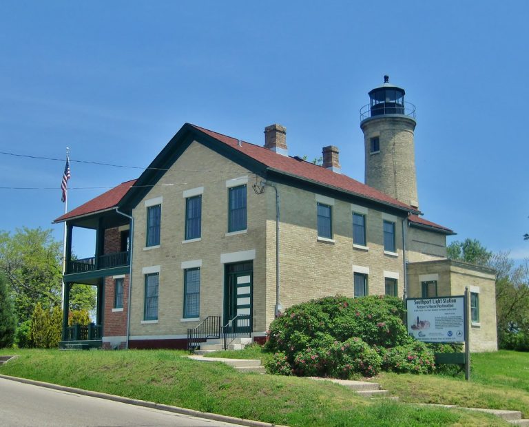 Kenosha North Pier Lighthouse — Kenosha