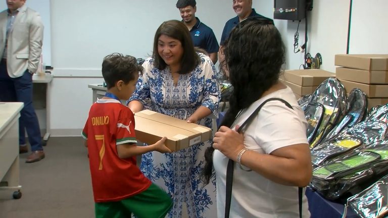At T Donates Laptops To El Paso Students
